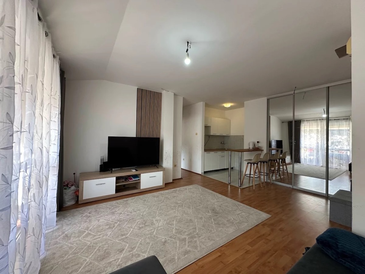 Budva, ADOK – Denize 10 Dakika Yürüme Mesafesinde Ferah 1+1 Daire